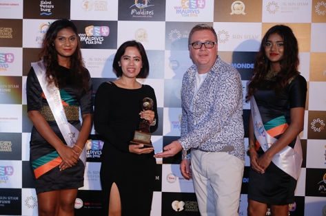 Г-жа Дви Лисминами, заместитель директора PR-департамента отеля AYANA Resort and Spa Bali, с наградой